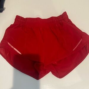 Lululemon red low rise 2.5 inch hotty hot shorts size 2